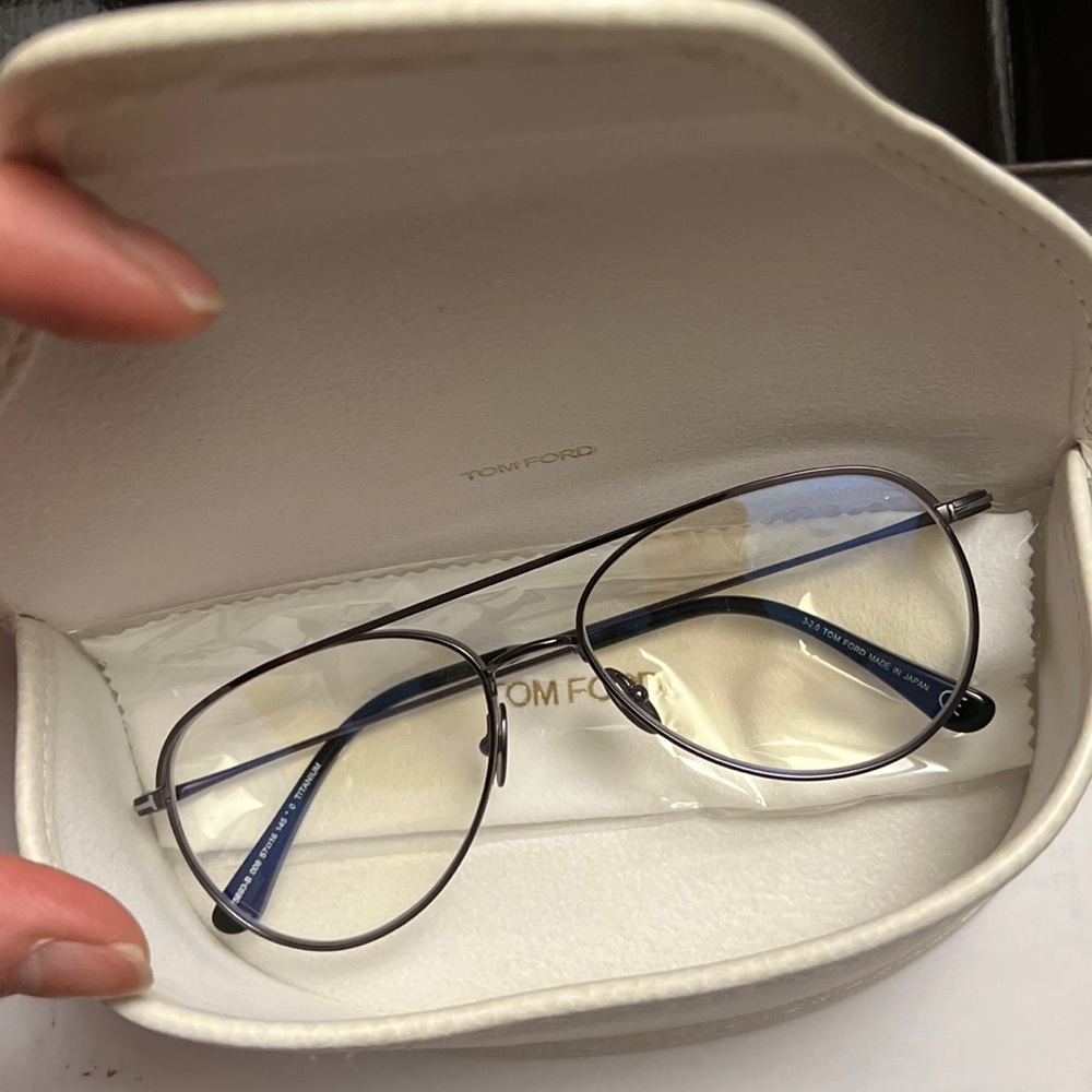 Light weight eyeglasses frame